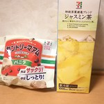 セブンイレブン - ドリンク写真:ジャスミン茶108円 カントリーマアムバニラ98円