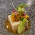 日本料理 TOBIUME - ②開演～"十代廣久本葛"
      紫雲丹(福岡県若松産)と胡麻豆腐
      産直の紫雲丹は鮮度が違い、突き抜けた甘さ
      廣久葛本舗の「天然純国産本葛100%使用の本葛と練り胡麻」で作られた胡麻豆腐は超もちもちプルルン♪