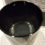 日本料理 TOBIUME - ③ 遊び心～"二枚貝？？"
      
      黒鮑と羅臼昆布の出汁スープ
      羅臼昆布の強めの出汁に黒鮑の旨みがのっています。