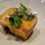 日本料理 TOBIUME - ④口福～"深海"
      鮟肝(福岡県小倉産)、有馬山椒、赤水菜
      小倉近辺は春先に鮟鱇が良く獲れて、春を呼ぶ魚なんだそう。
      味わいは冬の鮟肝と違いマイルドで、有馬山椒がピリリと効いています。