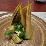日本料理 TOBIUME - ⑤地産地消～"竹取物語"
      筍(福岡県合馬産)、アスパラガス(福岡県若松産)、墨烏賊(福岡県藍島産)
      筍は堀りたてを生産者から手渡し
      筍、薫り豊かで渋みゼロ
      アスパラガスは大地の恵みが詰まった甘さ