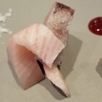 日本料理 TOBIUME - ⑦潮～"筑前海の恵み"と "漁師の想い"
      鰆(福岡県藍島産・6日熟成)
      晩秋のバイオレンスな脂のりでなく、やや爽やかな脂を熟成により、深みを増した旨みのある脂のりに仕上げてあります。
      素晴らしいです！