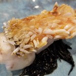 日本料理 TOBIUME - ⑧海味～"食感はご馳走"
      赤甘鯛(福岡県関門海峡産)の松笠焼き、ひじき(福岡県若松産)
      油を掛けつつ焼き上げており、パリパリサクサク。
      赤甘鯛の甘みもしっかりと主張してきます。