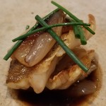 日本料理 TOBIUME - ⑨滋味～"海の竹の子"
      タケノコメバル(福岡県若松産)、新玉葱(福岡県若松産)の煮付け
      
      タケノコメバル、筍の皮の様な色味の魚
      11月~2月が産卵期なので、早く産卵を終えた魚は筍が出る頃に旬を迎えます