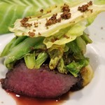 日本料理 TOBIUME - ⑩大地～"春キャベツの収穫"
      吊るして熟成させた筑後牛、イチボをローストし、焼いた春キャベツをのせて
      サシが入っており、牛の旨みをたっぷり味わえます
      コース全体のバランスにも配慮したフォルテな味わい