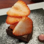 日本料理 TOBIUME - ⑫異文化～"アポロ"へのオマージュ
      自家製ガトーショコラ、あまおう(福岡県若松産)、アポロ(明治)
      
      自家製のガトーショコラは本格的な美味しさ、そして福岡県で苺と言えば、あまおう