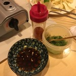 石鍋亭 - タレと一味とニンニク