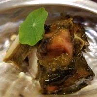 日本料理 TOBIUME - ③ 遊び心～"二枚貝？？"
                煮黒鮑(福岡県若松産)と肝ソース、濃縮トマト
                黒鮑は上質で柔らかな肉質、細工包丁が入って更に柔らかい
                黒鮑の旨み、甘み、肝のほのかな苦味、濃縮トマトの爽やかな甘みと酸味