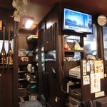 府中 武蔵野うどん - 店内風景　テレビが良く見えます。奥が厨房