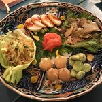 ラフニングオゥル - オードブル盛り合わせ ※一番手前の小さい玉ねぎみたいのがストロベリートマト