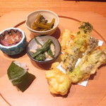 かま田 - 山菜の天ぷら、ホタルイカなど。