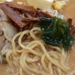 くるまやラーメン - デラックスラーメン味噌スープの拡大画像です。