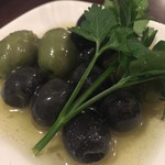 PIZZA BORSA - 弾丸ツアーantipasto1　今日のオリーブにはロズマリーノではなくてエルベッタが乗っていました