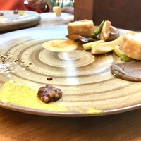 イル ギオットーネ ディ ピュー - メインの鶏のパン粉焼き   お皿が切り株みたいで楽しい演出(*^_^*)