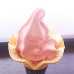 ミニストップ - 料理写真:完熟あまおう苺ミックスソフト200円 ルイボスティー100円