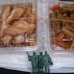 丸よし - 料理写真:鶏肉の甘酢あんかけ（左）、 きんぴらごぼう（右）各100円