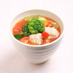 セブンスファーム～soup＆cafe～ - ６種類野菜にふわふわ鶏団子が入ったトマトベースのスープ。食べ応えばっちり☆