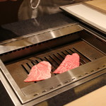 焼肉 強小亭 - 1枚ずつ焼いてくれます