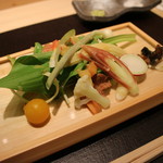 焼肉 強小亭 - 生野菜　鳥取産根菜と青菜