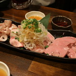 豚小家 - モツ刺し3点盛（はつ、たん、りんげる）