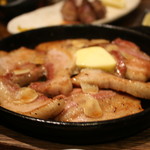 豚小家 - 黒豚カルビのガーリックバター焼き