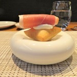 RADICE - アミューズ　生ハム、リコッタチーズ、揚げパン