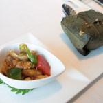 天龍軒 - XO酱の炒め物と海老とかアワビとか入ってるちまき