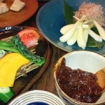 お通しのしゃきしゃき生野菜（みそをつけて食べます）、島らっきょ、ジーマミー豆腐