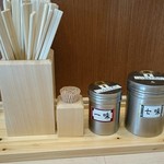 そばの神田東一屋 - テーブルアクセサリは新しくて気持ちがいいです。