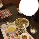 杏花楼（キョウカロウ） - 子どもが子ども椅子で食べている様子