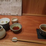 手打そば 菊谷 - 汁、薬味、釜たき塩、天汁、蕎麦茶