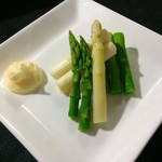 boiled asparagus with salt