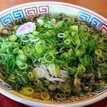 京屋台 中華そば 古都ら - ばかねきラーメン。濃いめの京都ラーメンには九条ネギがバツグンに合います。