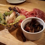 MEAT & PIZZA バルコラボ -  前菜盛り合わせ５種。