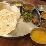 Andhra Kitchen - まずはカトリをターリーの外に出します。