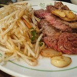 磐梯 - お肉が焼き上がったら、お肉の脂でもやしを炒め、盛りつけてくれました♪
