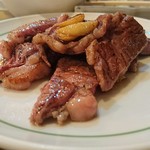 磐梯 - 目の前の鉄板でミディアムレアに焼いていただき、お皿に盛りつけてくれました♪