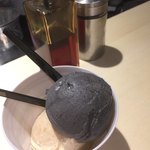 GOMAYA KUKI - 超濃厚黒アイス、白アイスと胡麻油、ゴマ