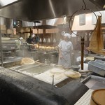 Marugame Seimen - 明るい店内。