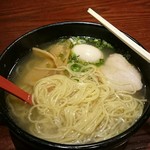 せん家 - ライトな塩スープにツルシコ角細ストレート麺