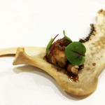 エクロール - 画像整理してたら出てきたので写真追加。セルヴェル。鹿だったでしょうか。美味。仕入れの関係で食べられるときはぜひ注文してみてください。