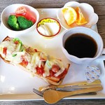 ごはんやさん - 朝ごパン（５００円）この日の朝ごパンは、ピザトースト、サラダ、フルーツ、ヨーグルト、コーヒー付き