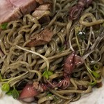 らぁめんこはく - まぜまぜ後、イカ墨の黒いのがまざっています
