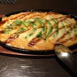 博多百旬酒場 ＧＯＴＯＫＵ - アボカドとチーズの山芋鉄板焼き