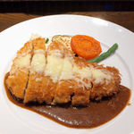 ラトリエ プリュ - ポークチーズカツレツ ディジョンマスタード風味のデミグラスソース