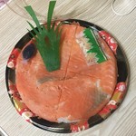 ジョイフルシマヤ - トラウトサーモン。ややこしい。鱒鮭。
まーそこは置いとく。
実際日本で捕れるサクラマスだけで鱒の寿司を作ったら皇室献上品とお大尽、机と椅子以外四つ足なら何でも食う特亜の富豪しか食えんだろ。この御時世。