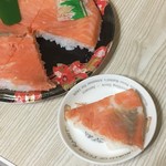 ジョイフルシマヤ - やっぱり鱒の寿司は八つ切が正しい食べ方だと俺は思うとります。

四つ切りなんて贅沢な！！！


