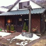 麦わらぼうし - 2月でまだ雪が残っていました。