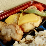 タイムズデリ - ［2018/03］彩野菜とからあげ鶏めし弁当(702円→351円)
