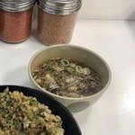 千曲そば - 丼物には蕎麦のかけ汁が付きます。